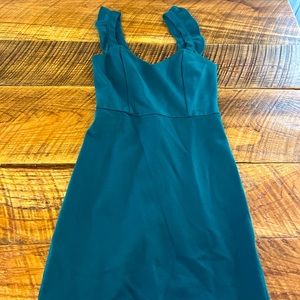 small emerald green bodycon dress with sweetheart neckline